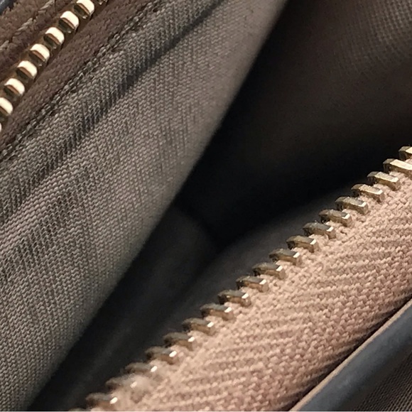 EUC SMALL ROCKSTUD CALFSKIN WALLET   RETAIL $490 - Picture 13 of 16